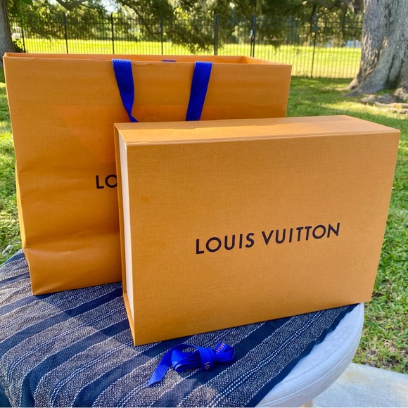 LOUIS VUITTON | Gift box shopping bag and ribbon - Picture 1 of 10